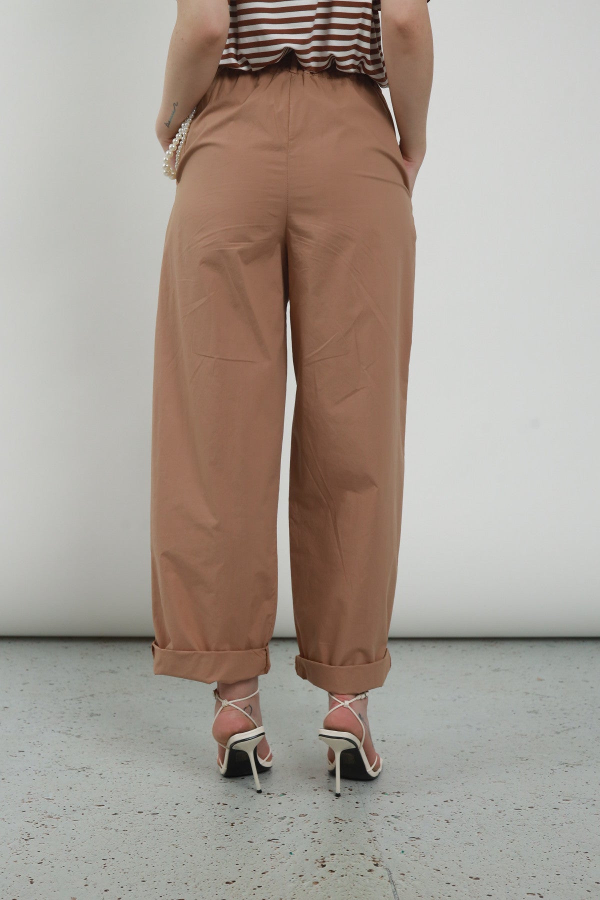 Susy Mix Pantaloni Con Catena Perle Caramel - Dolcevita Store Montesilvano
