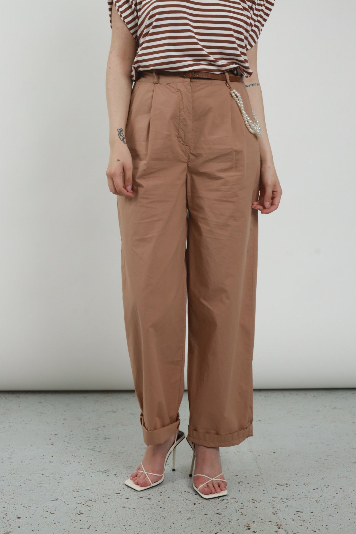 Susy Mix Pantaloni Con Catena Perle Caramel - Dolcevita Store Montesilvano