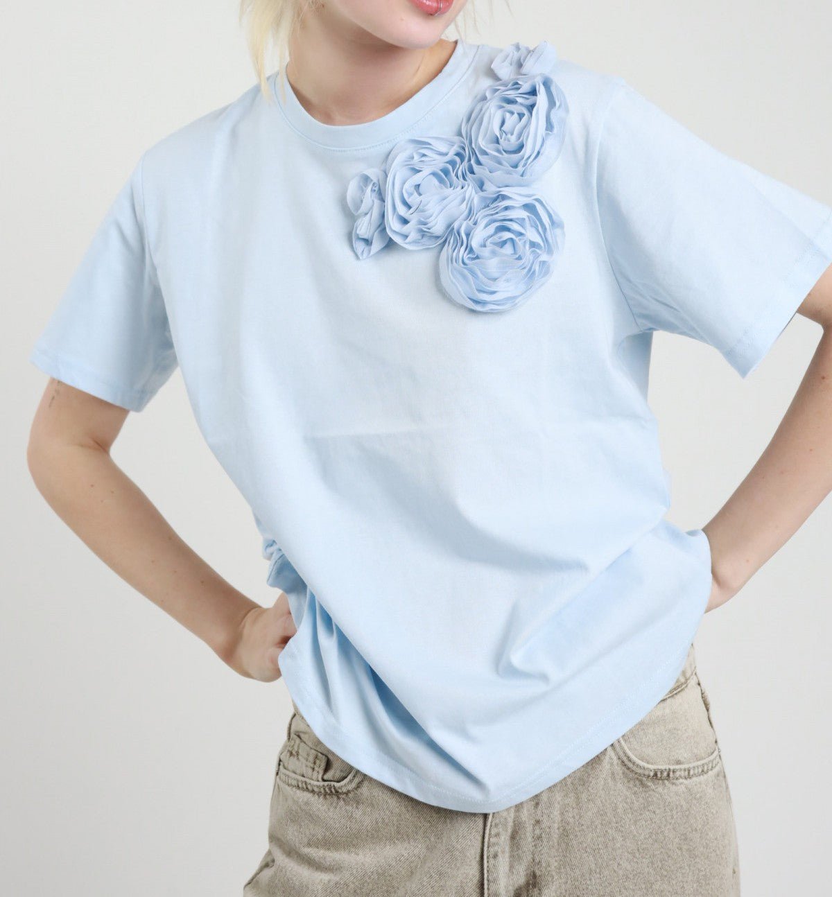 Susy Mix T-Shirt Fiori Applicati Celeste - Dolcevita Store Montesilvano